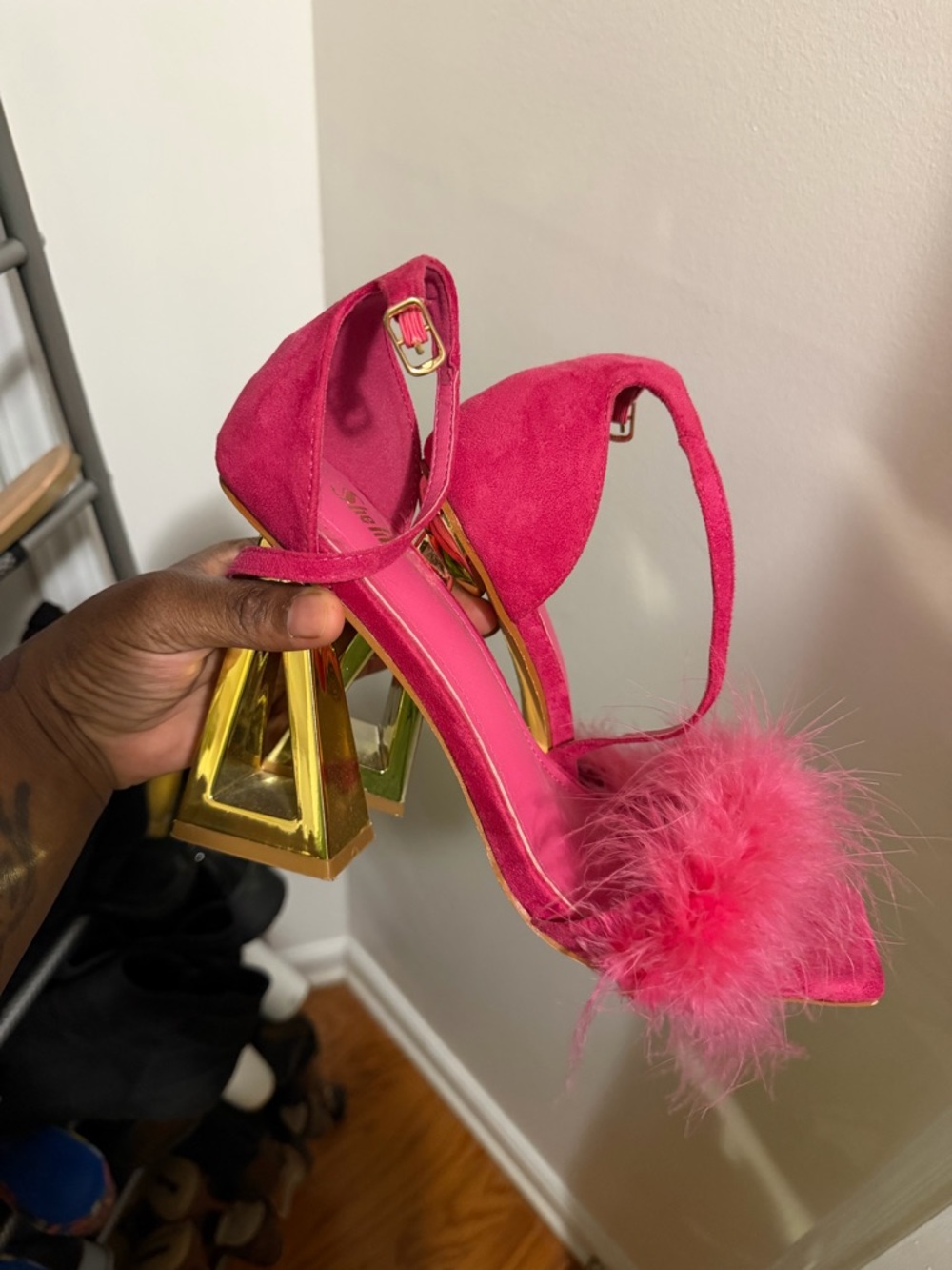 SHEIN Hot Pink Feather Trim Gold Sculpted Block Heels